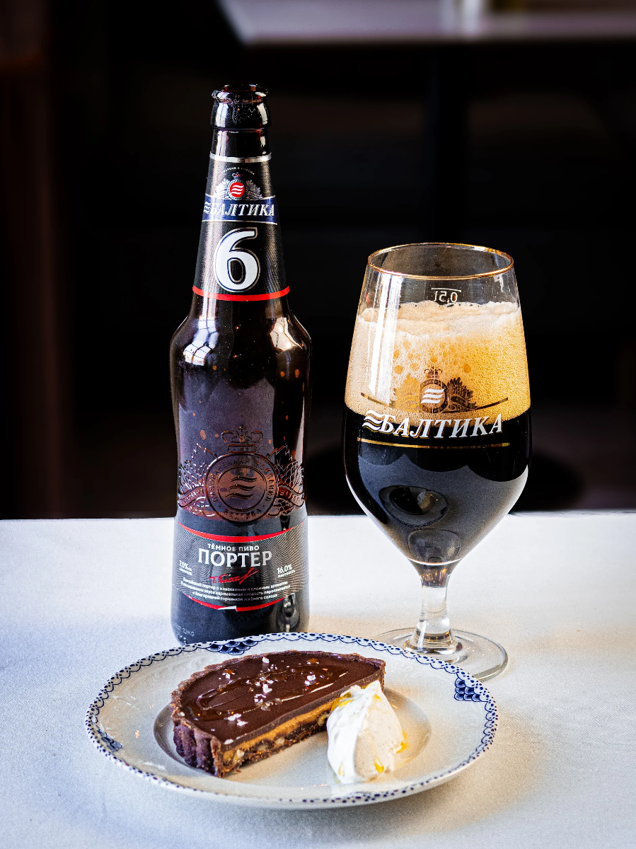 Балтика Портер темное с шоколадным тартом с пралине из кедрового ореха.jpg