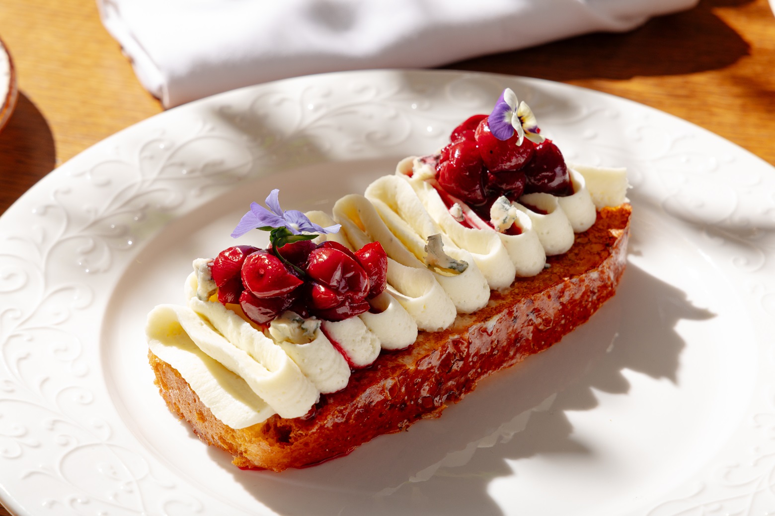 Бриошь с горгонзолой и вишнёвым вареньем1.jpg