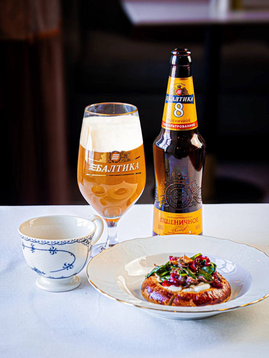 Балтика пшеничное нефильтрованное и шаньга с томлеными бычьими хвостами и лесными грибами.jpg