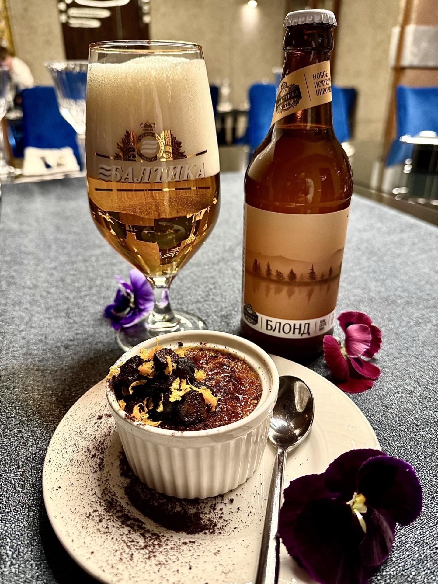 Крем Брюле с нотами копчения и карамели, пудрой из шелковицы и компрессионной голубикой с цитрусом.JPEG