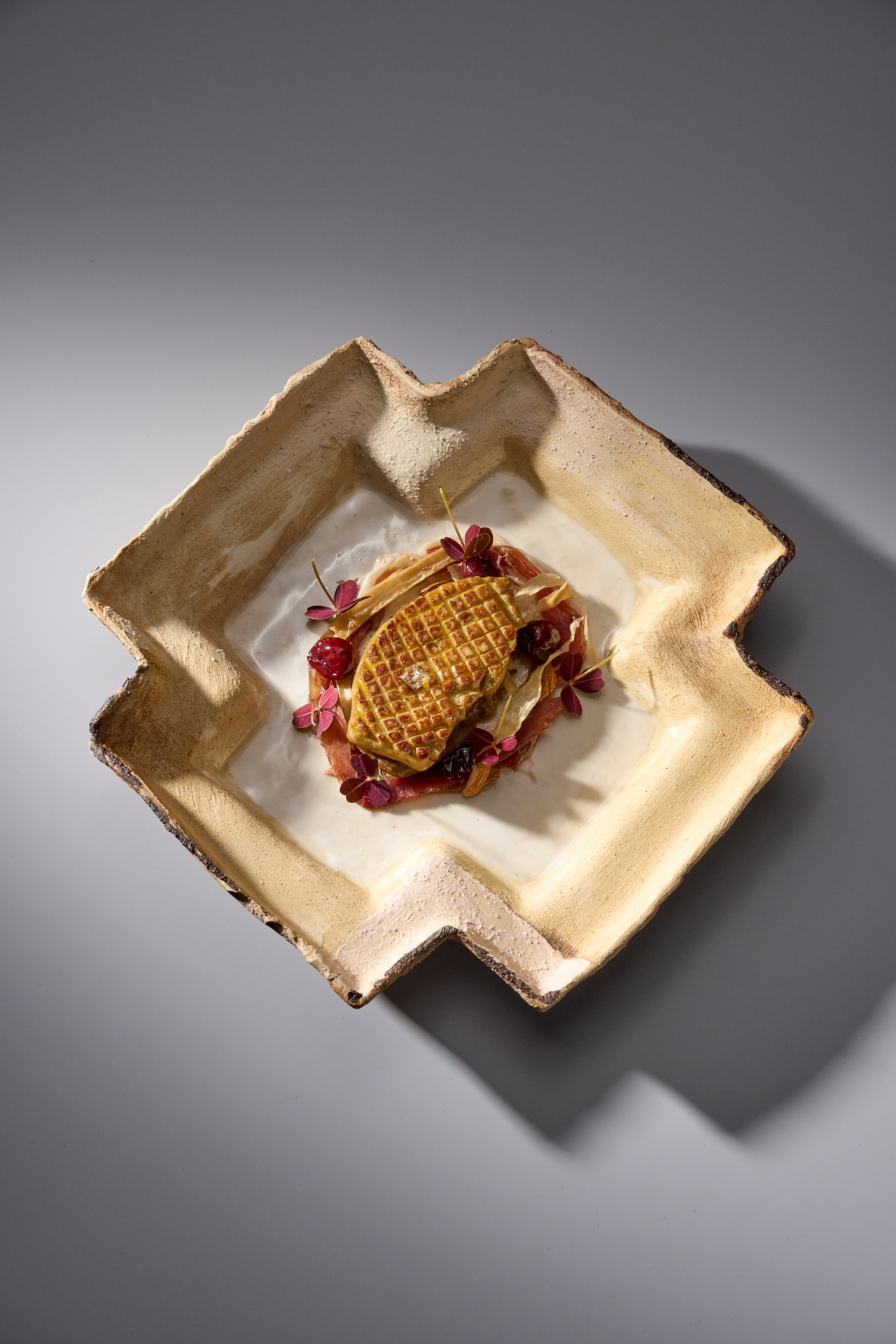 Фуа-гра с копчёным топинамбуром и карамелизированным луком(1).jpg