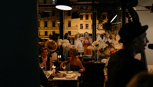 Согласно парижской моде