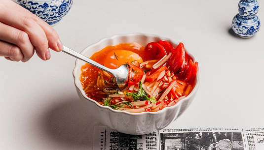 С квасом, сидром и просекко. Где поесть окрошку в Москве